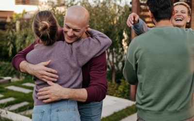 ¿Reverencia, apretón de manos, beso? ¿Cuál es el saludo correcto?