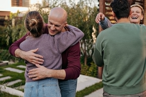 ¿Reverencia, apretón de manos, beso? ¿Cuál es el saludo correcto?